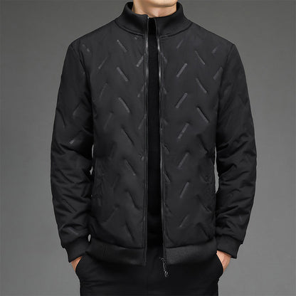 Regalo cálido: chaqueta de invierno para hombre hecha de tela más gruesa y cuello alto.