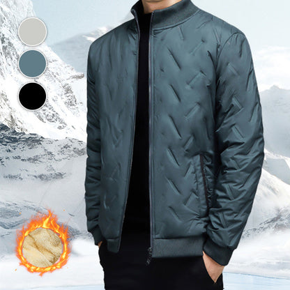 Regalo cálido: chaqueta de invierno para hombre hecha de tela más gruesa y cuello alto.