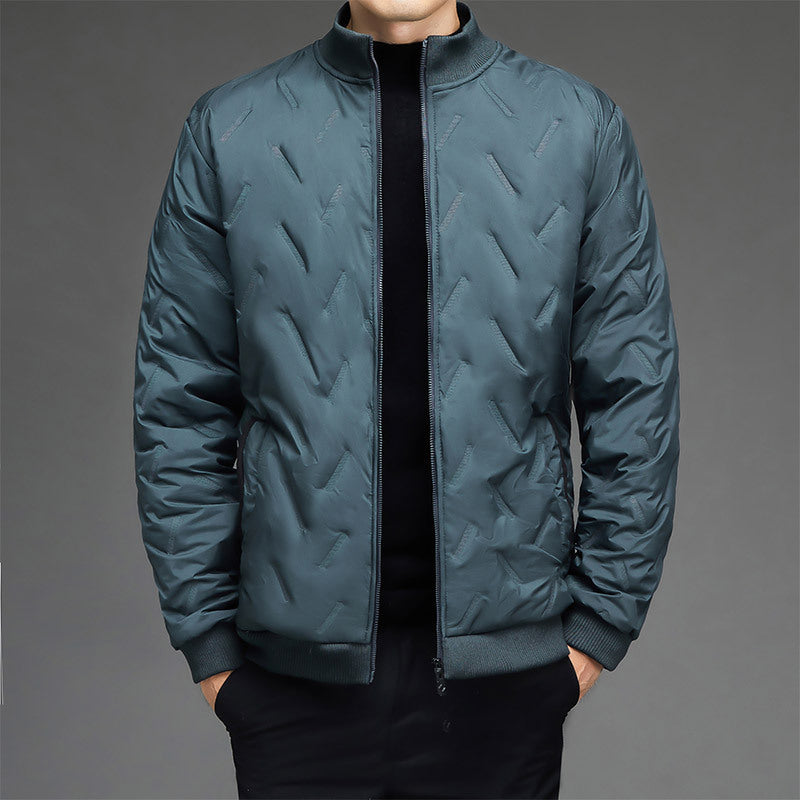 Regalo cálido: chaqueta de invierno para hombre hecha de tela más gruesa y cuello alto.