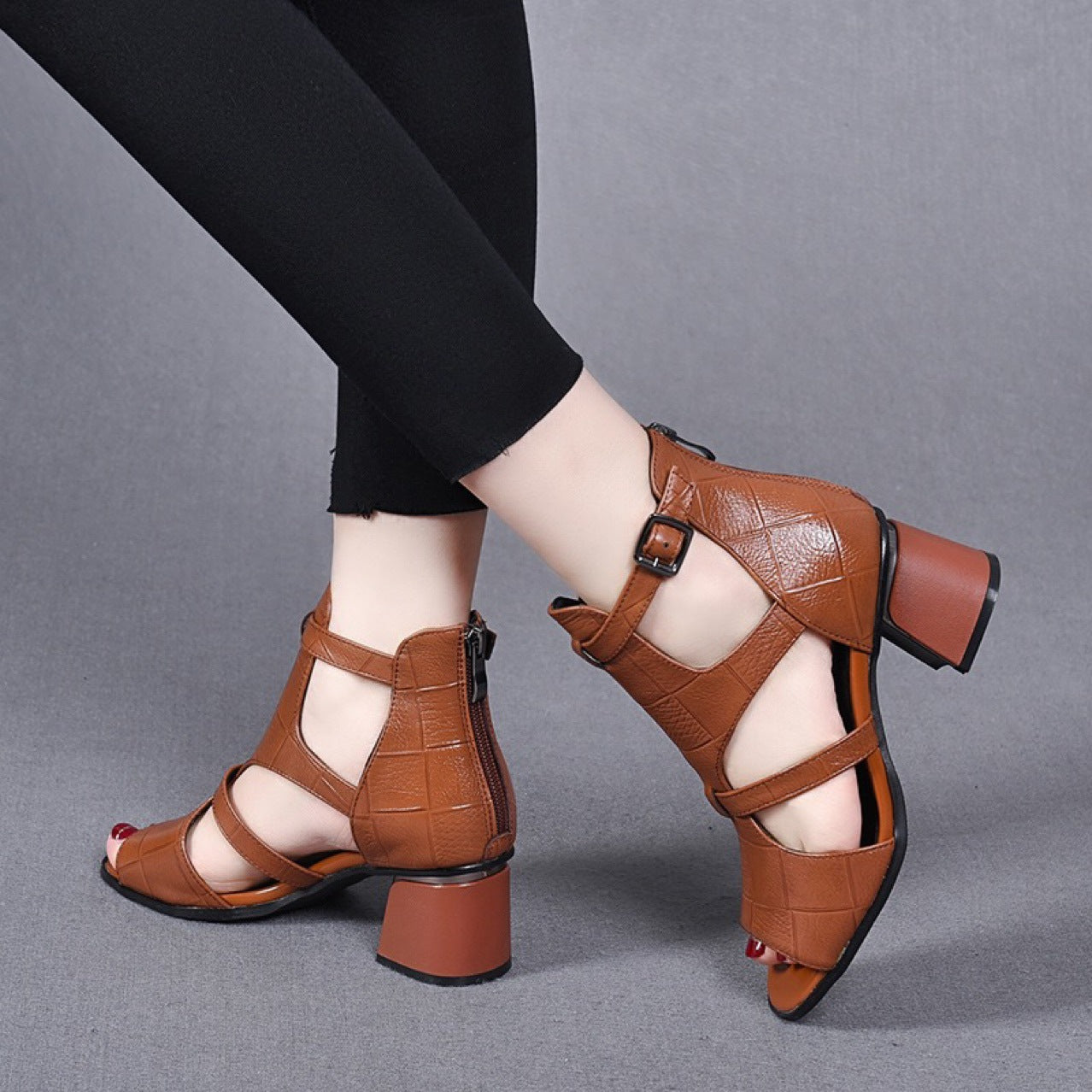 💖Najniža cijena ograničenog trajanja👡【Veličine 35-40】2026 Nove rimske sandale, mekani riblji rep potplat, ažurni otvor, debela peta, izrađene od meke kože