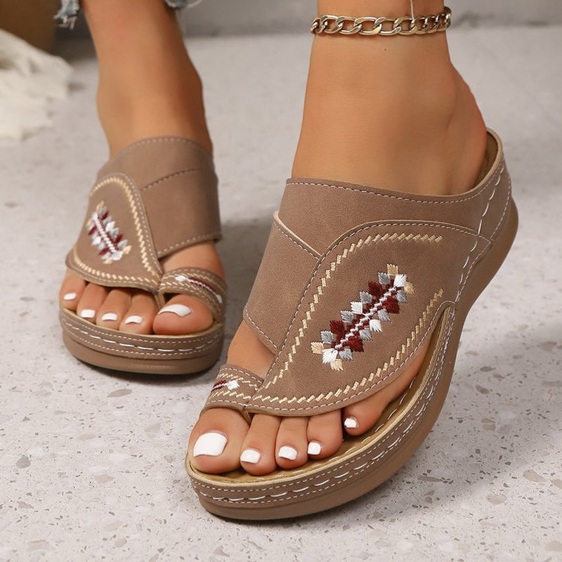 【36-43】👡Papuče s ortopedskom platformom i elegantnim vezom – Potpora i udobnost za sretna stopala!