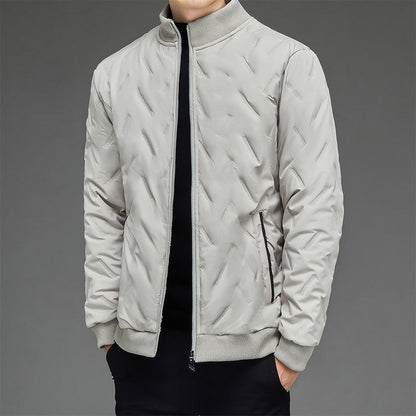 Regalo cálido: chaqueta de invierno para hombre hecha de tela más gruesa y cuello alto.
